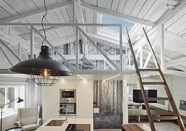 El sorprendente ático de una familia en Abadiño que parece una cabaña en un bosque nevado.