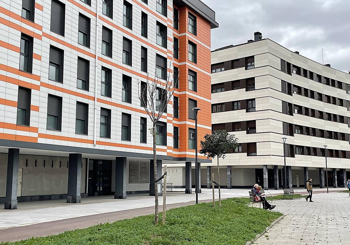 Vista de la calle Sarratu que acogerá las nuevas infraestructuras para mayores.