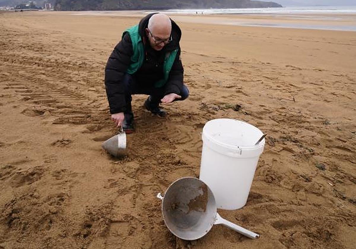 Un centenar de vigilantes harán frente a la llegada de pellets a la costa