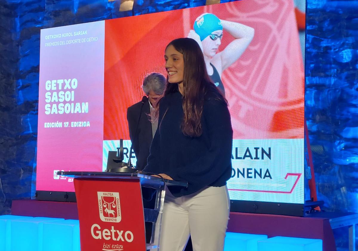 Irene Pera recogiendo el premio.