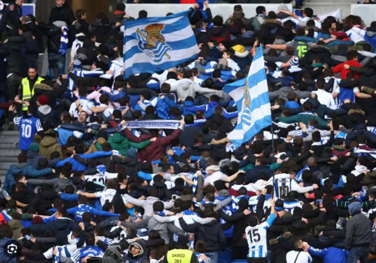 La afición de la Real celebra una diana de su equipo.