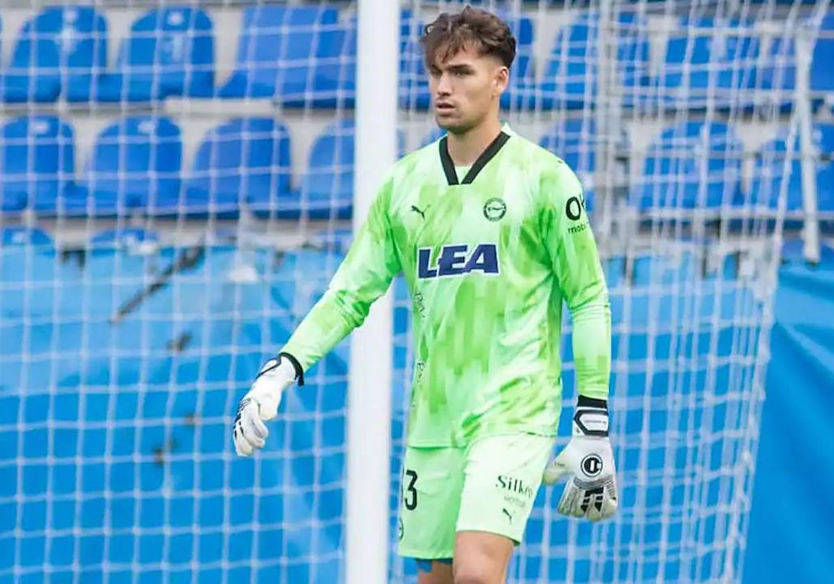 Adrián, en un amistoso de este curso con el primer equipo.