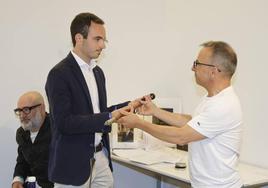 Daniel García toma la makila de alcalde durante el pleno de constitución del Ayuntamiento de Labastida.