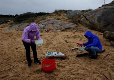 Marea de pellets de plástico en la costa: cronología de la crisis ambiental que afecta a Galicia y Asturias