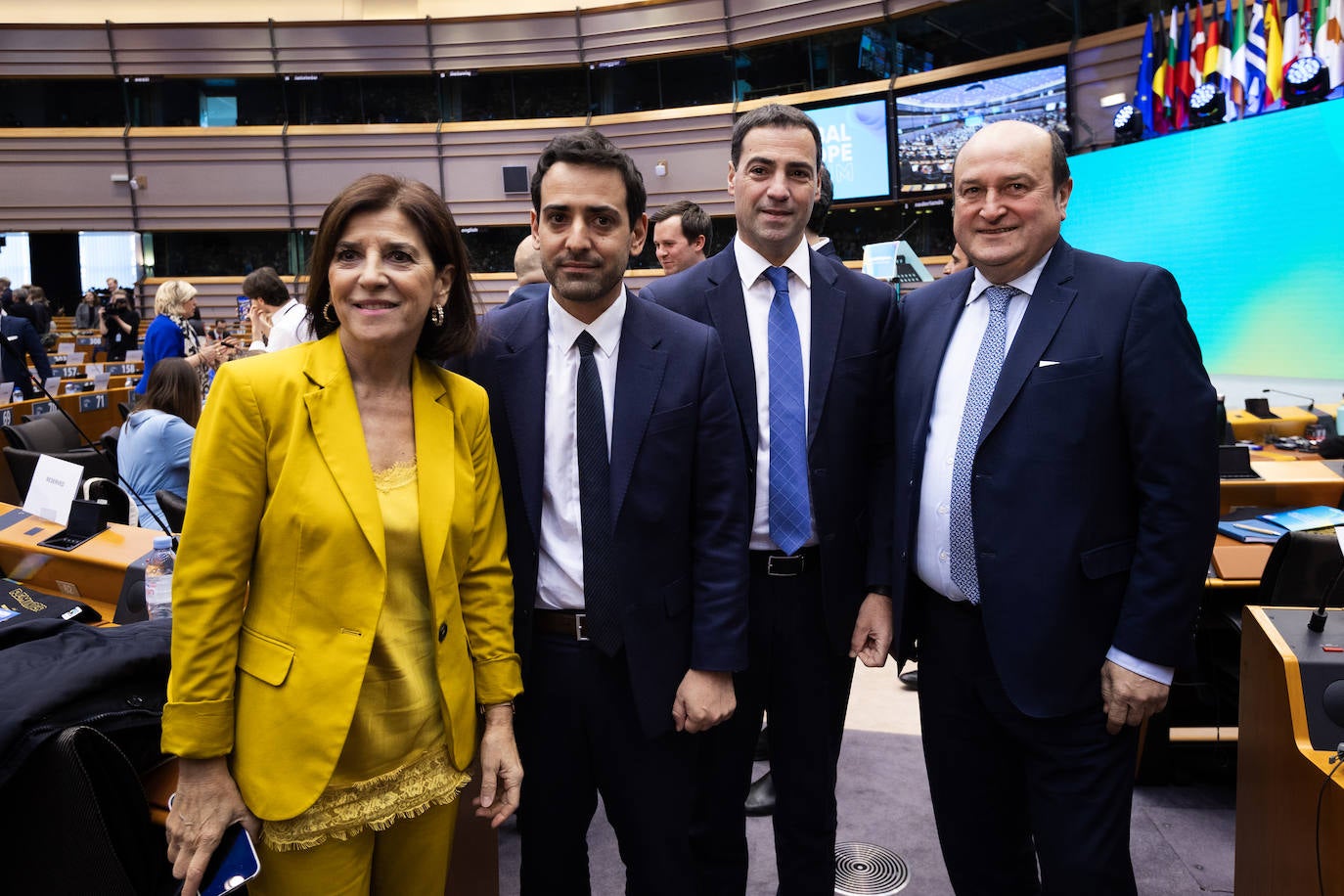 Pradales, Ortuzar e Izaskun Bilbao con el presidente de Renew Europe, el macronista francés Stephane Sejourné.