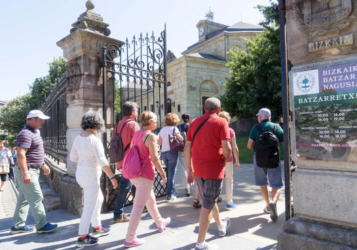 Visitas a la Casa de Juntas de Gernika el pasado verano.