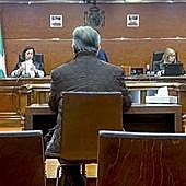 «Me dijo que tenía 22», alega el octogenario acusado de «agresión sexual» a una menor de 14 años en Vitoria