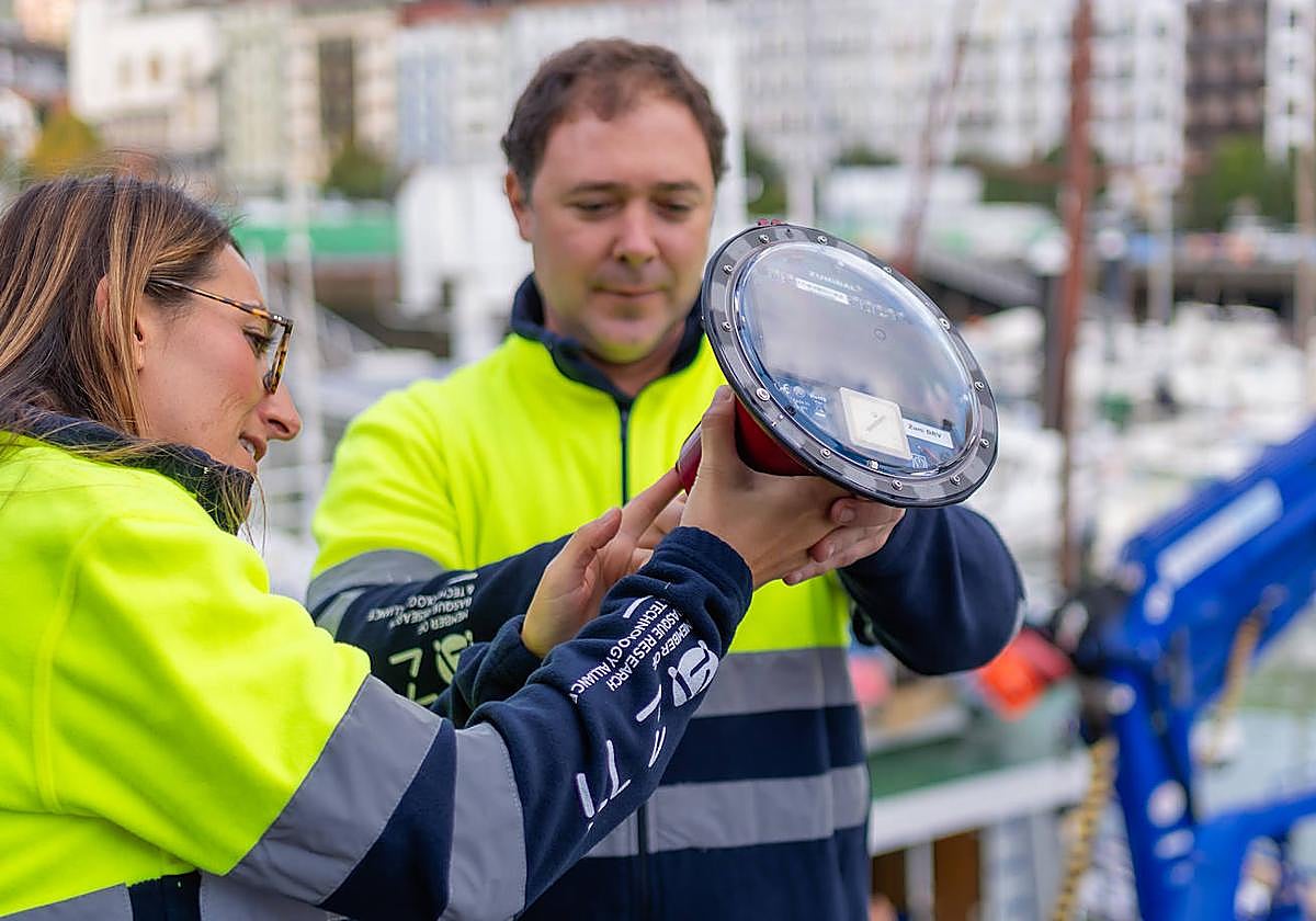 Irene Ruiz, durante uno de sus trabajos con boyas en Azti.