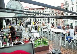 La terraza de Azkuna Zentroa es una de las más visitadas de Bilbao.