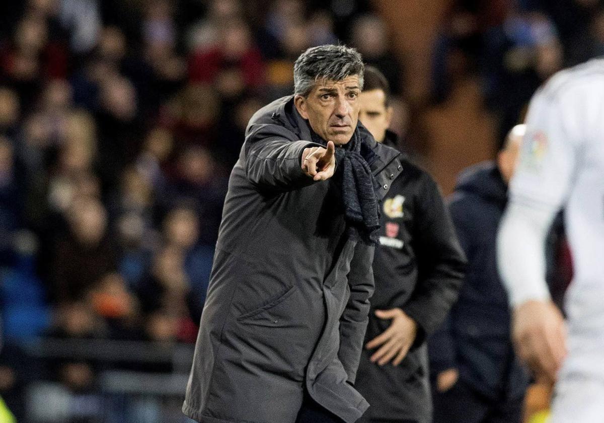 Imanol da instrucciones durante un partido.