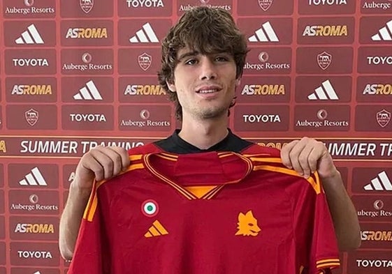 Julen Jon Guerrero en su presentación con la Roma.