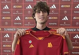 Julen Jon Guerrero en su presentación con la Roma.