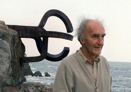 Eduardo Chillida, ante su obra 'El peine del viento'.