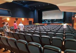 El teatro Lizeo de Gernika cuenta con más de tres centenares de asientos en su patio repartidos entre su patio de butacas y el palco.