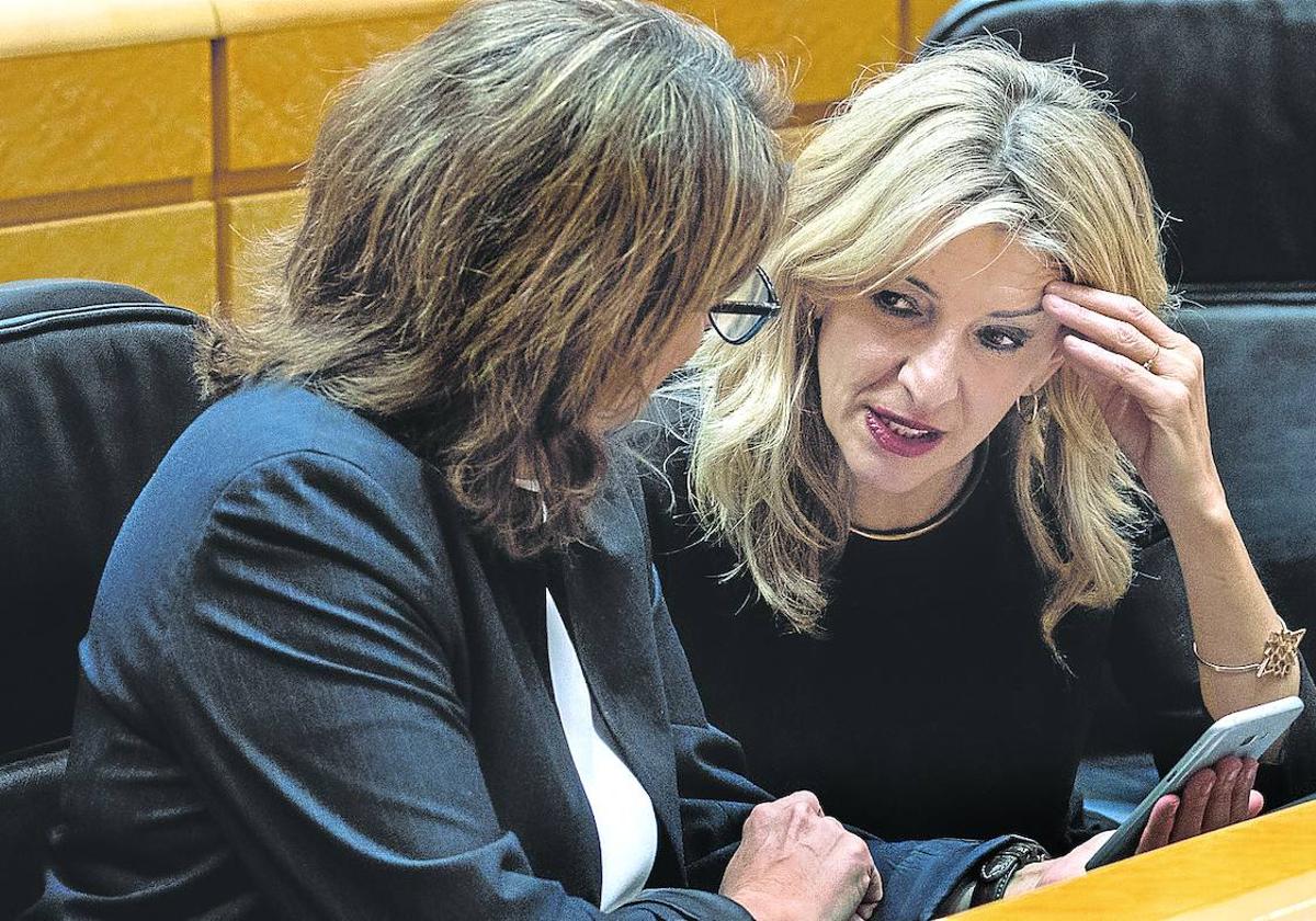 La vicepresidenta segunda, Yolanda Díaz, charla con la ministra de Transición Ecológica, Teresa Ribera, durante un receso.