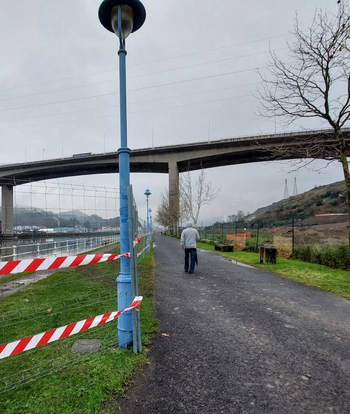 Imagen secundaria 2 - Una grúa ha colocado la pasarela, que enlaza con la estructura del cargadero. Sobre estas líneas, parte del paseo cortado de manera provisional por las obras. 