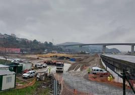 imagen de varios trabajadores en la zona, donde aún se remueven toneladas de tierra, que taparán de manera completa el túnel del tren.