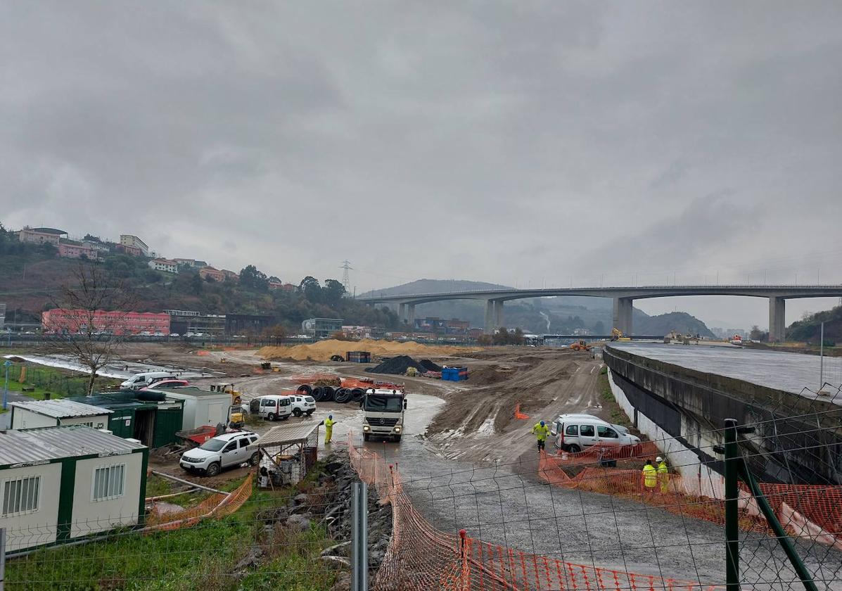 imagen de varios trabajadores en la zona, donde aún se remueven toneladas de tierra, que taparán de manera completa el túnel del tren.