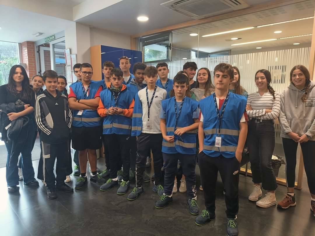 Jóvenes de la ikastola Azkue de Lekeitio en su visita a Cikautxo.