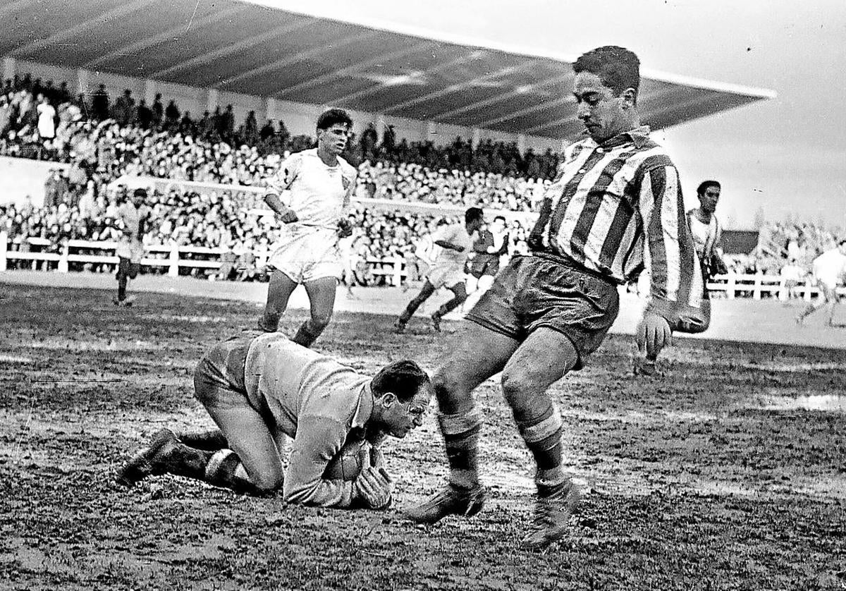 Imagen de un duelo entre el Alavés y el Sevilla de la década de los 50.