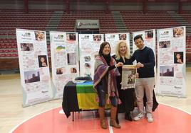 Amalia Lopez, María Jesús Hurtado y Ridouane Chakouch junto al cartel del año nuevo amazigh.