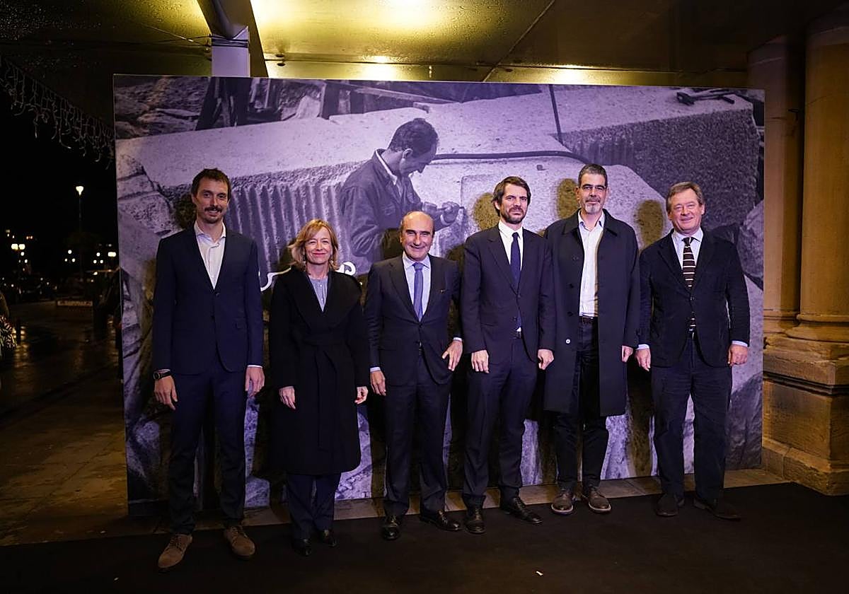 Representantes institucionales y de la cultura arroparon a la familia Chillida.