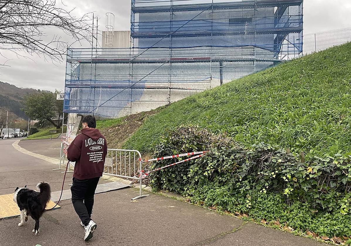 Vista del edificio en obras que acogerá la EtxeTIC de Basauri en el número 2 de la Ronda de Uribarri.