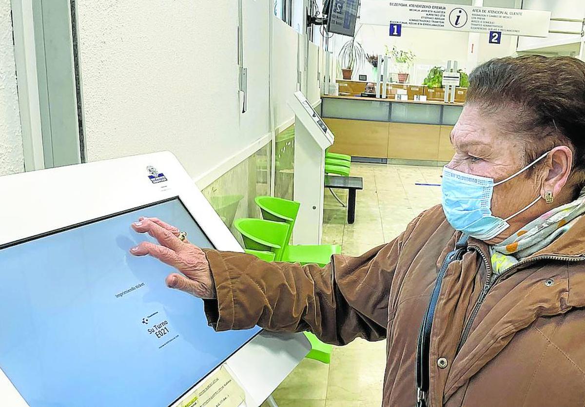 Una mujer con mascarilla ayer en uno de los centros de salud con los que cuenta Osakidetza en Bilbao.