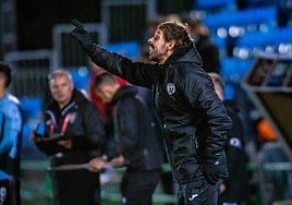 Aitor Calle da instrucciones a sus jugadores durante un partido.