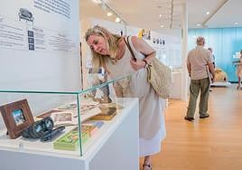Una visitante observa con detenimiento algunas de las piezas del museo Bibat
