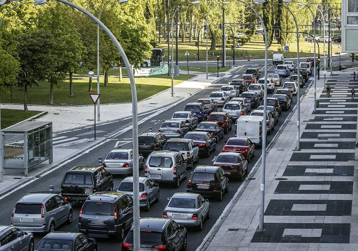 Retención de coches en el acceso a Vitoria desde la rotonda de América Latina