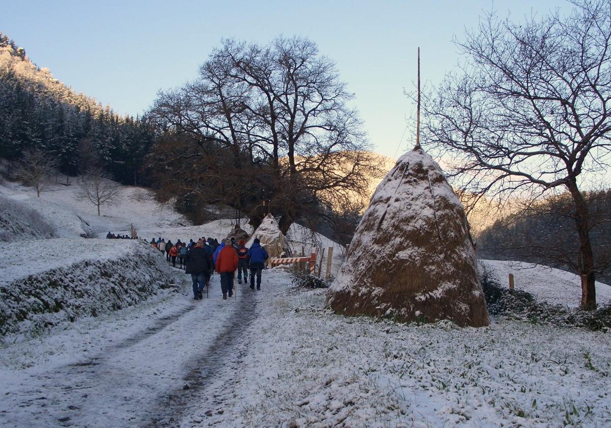 Una marcha anterior por los límites de Gernika, un día de nieve, para conmemorar la unión de la vilal foral con Lumo.