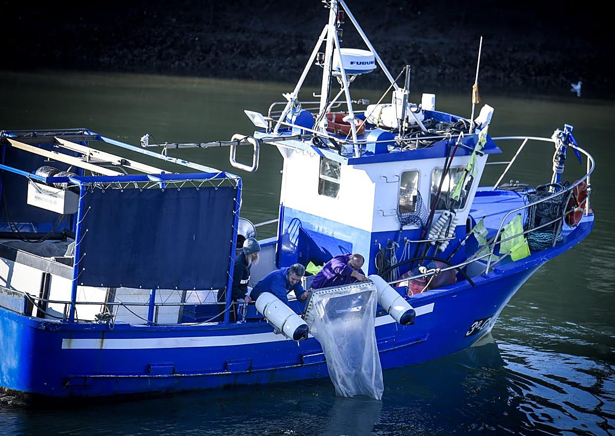 Imagen secundaria 1 - El Gobierno vasco lanza dos barcos en busca de pellets, aunque los hallados hasta ahora no son de Galicia