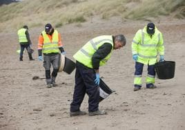 Retirada de pellets en las plyas de Galicia.