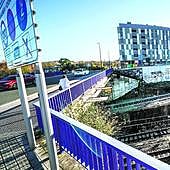 Un convoy de Euskotren pasa por Sarratu (Basauri), donde se construirá la estación clave del nuevo ramal.