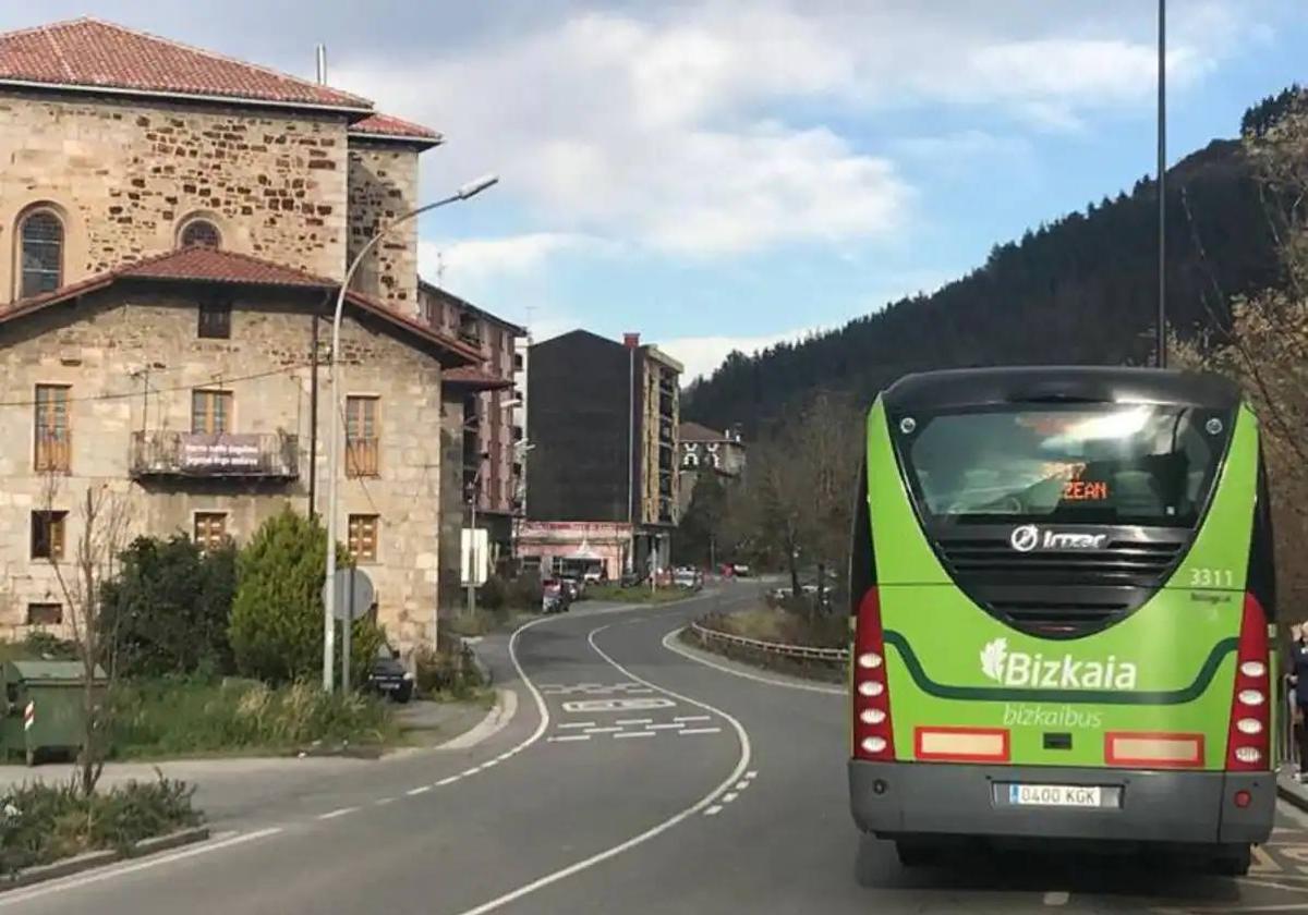 Vista de un Bizkaibus a su paso por Igorre.