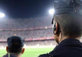 La Liga homenajea a la Policía Nacional en los estadios en los que tenga competencia