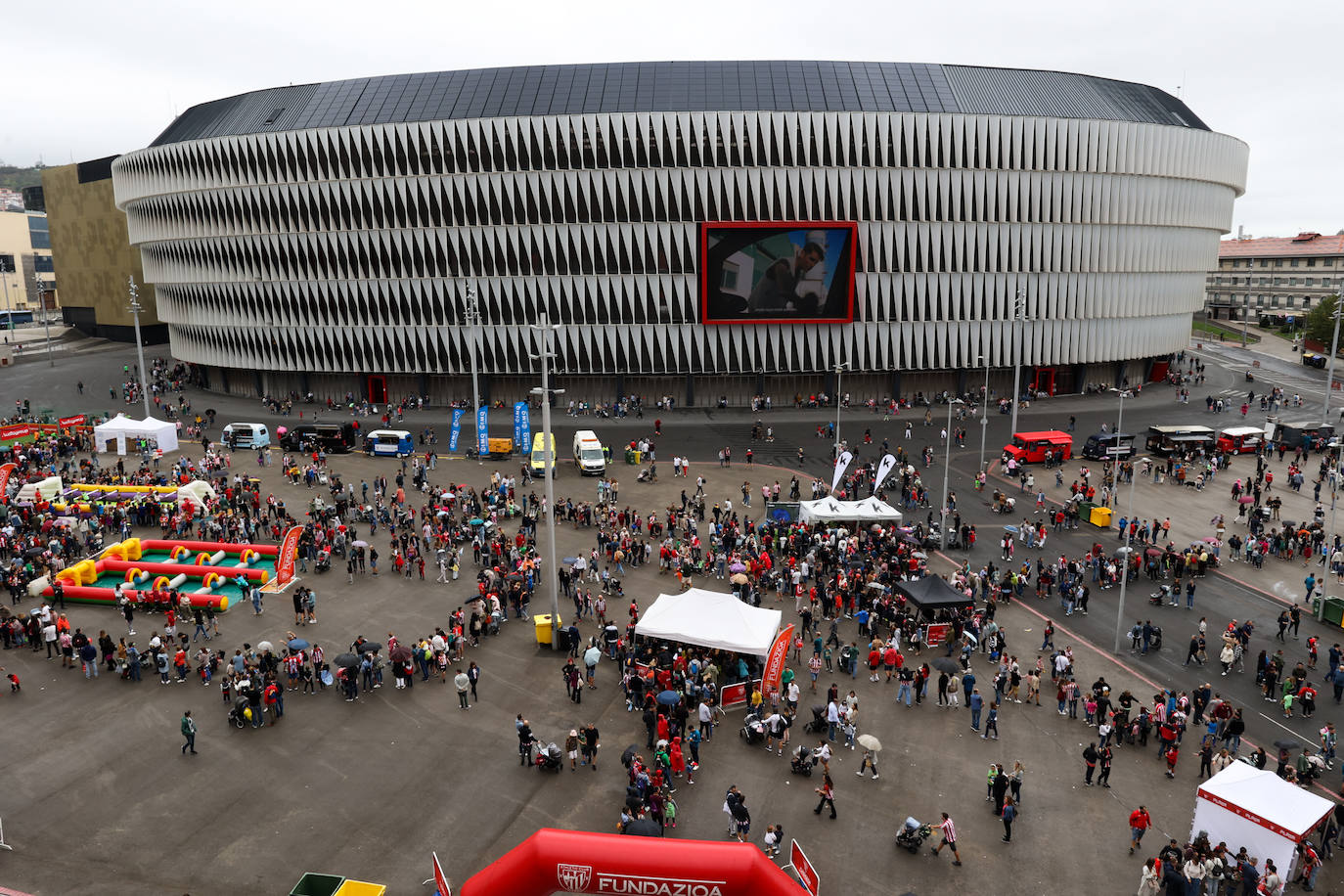 Actividades, música y comida junto a San Mamés antes del derbi entre el Athletic y la Real Sociedad