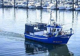 El 'Rokillo' hace una demostración del funcionamiento de la red en el puerto de Santurtzi, donde no ha habido rastro de pellets.