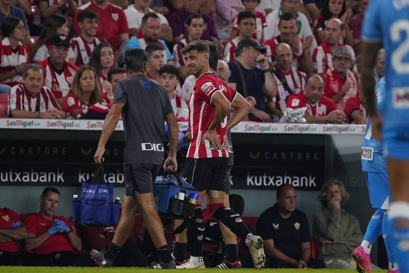 Yeray se retira del campo tras sufrir un fuerte golpe en el duelo ante el Almería del 6 de octubre.