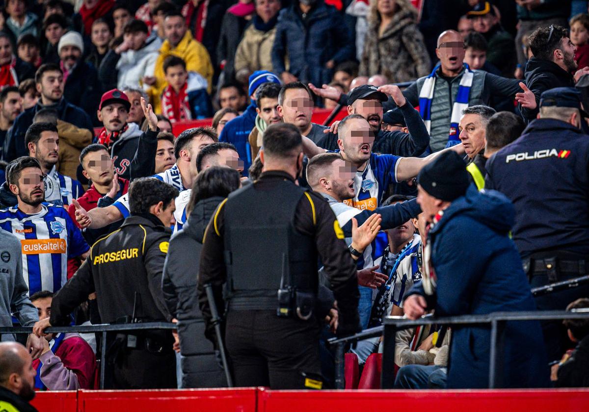 La celebración del gol y un intercambio de peinetas acabó con el desalojo de varios hinchas del Alavés en Sevilla