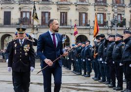 Denis Itxaso pasa revista a los agentes junto al jefe superior de la Policía Nacional en Euskadi.