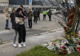 Amigos y familiares de la pareja fallecida acudieron al punto donde se produjo el accidente para rendirles su particular homenaje.