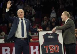 Ivanovic recibe de manos de Félix Fernández una camiseta conmemorativa.