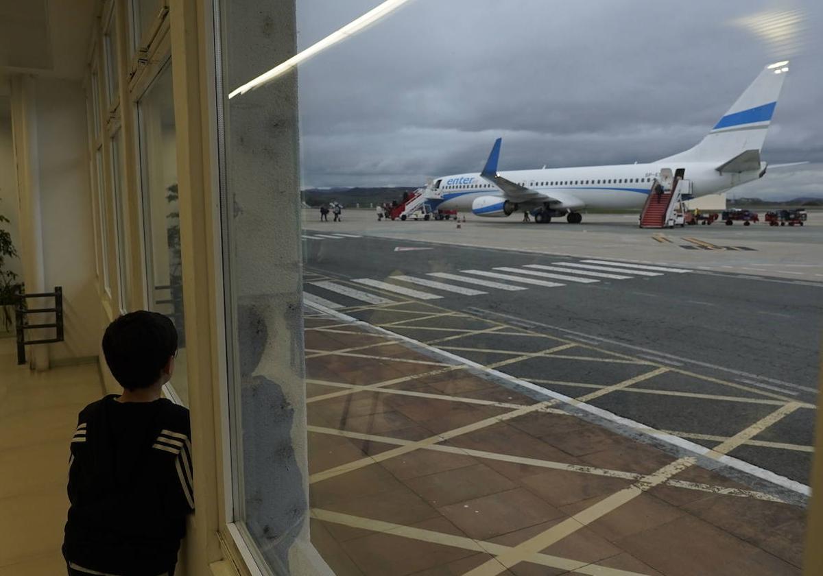 Un avión en el aeropuerto de Foronda.