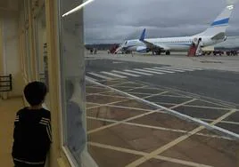 Un avión en el aeropuerto de Foronda.