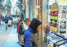 El Casco Viejo, junto al distrito de Abando, concentra la oferta mayor oferta comercial con más de la mitad de las tiendas existentes en Bilbao.