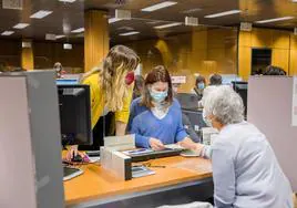 Una persona, ajena a la información, en las oficinas de Hacienda.