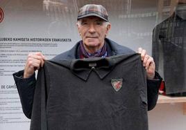 El Txopo Iribar posando con su mítica camiseta por su 80 cumpleaños.