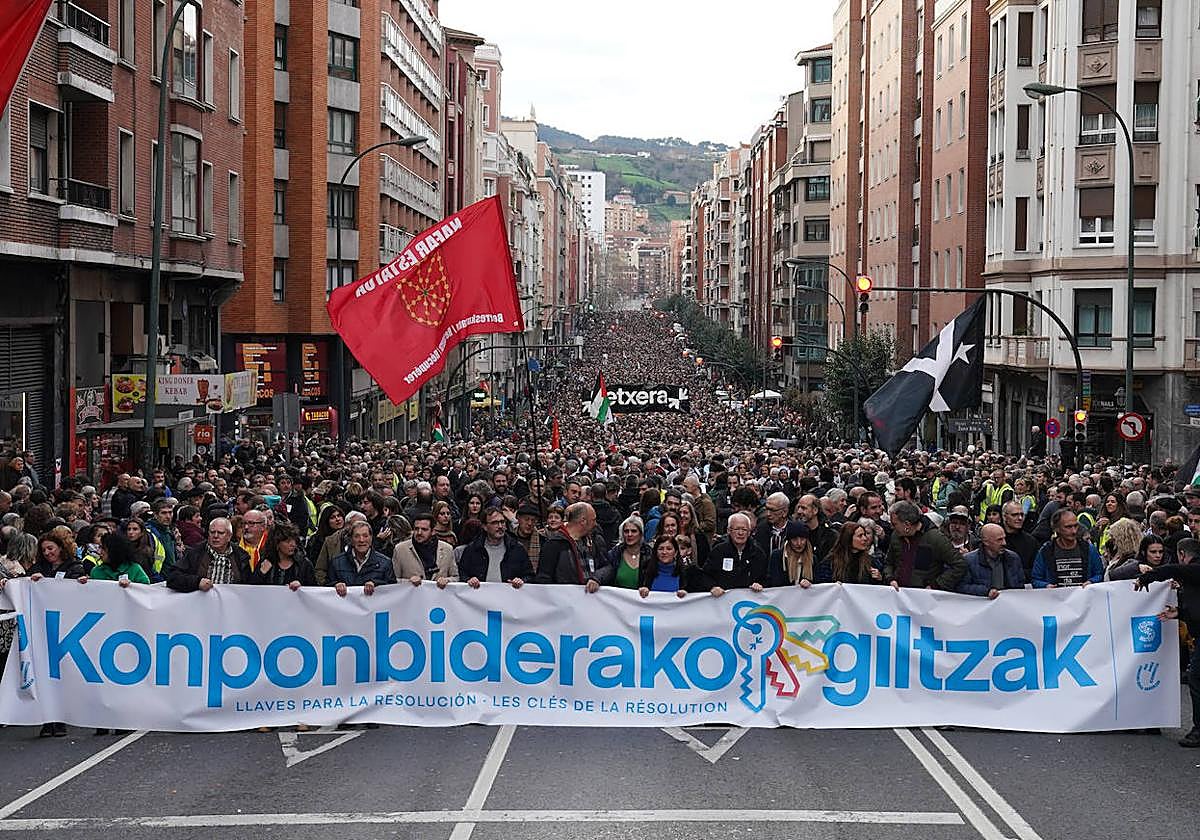 Miles de personas muestran su apoyo a los presos de ETA tras el fin de ...